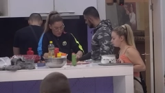 REŠILA DA POKAŽE SVOJA KULINARSKA UMEĆA Ana Čurčić se dohvatila kuhinje da zadrugarima pripremi pravu gozbu