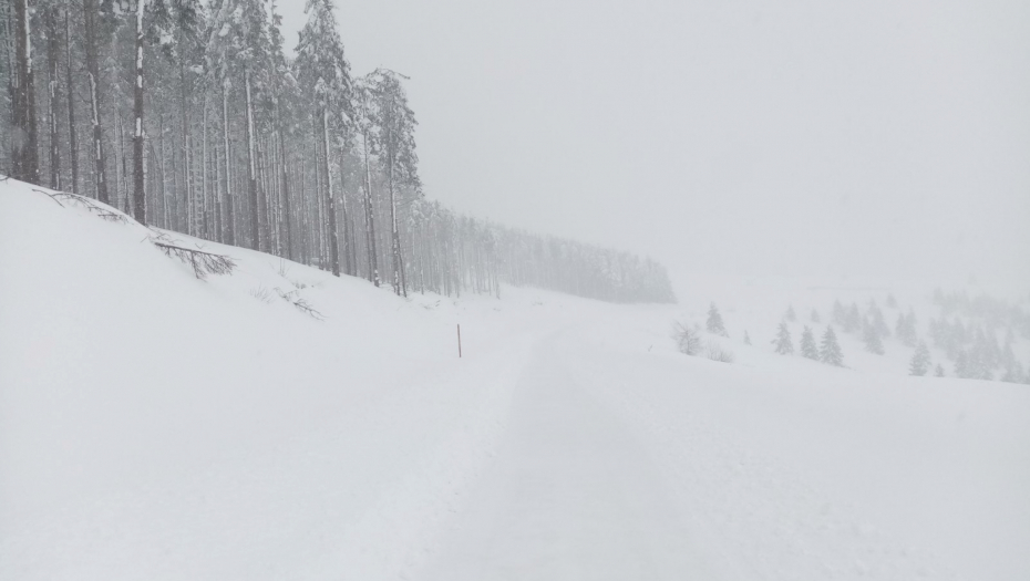 AKCIJA SPASAVANJA Vatrogasci izvlače zavejane radnike na Besnoj Kobili