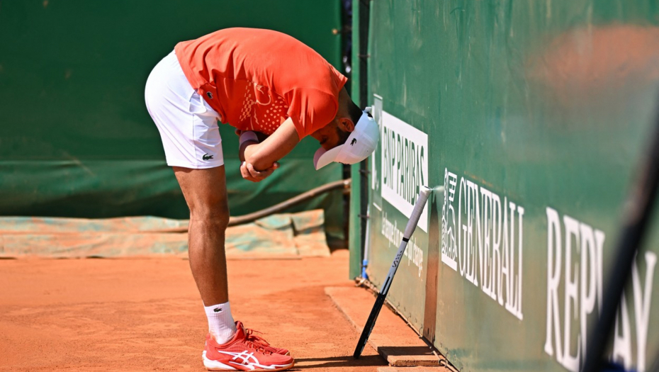 OVO NE IZGLEDA DOBRO Đoković se uhvatio za zglob tokom treninga, bolna grimasa na Novakom licu zabrinula navijače (FOTO)
