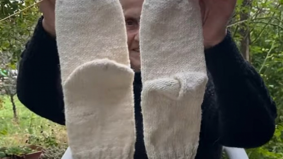 BAKA ANĐA (90) PLETE VUNENE ČARAPE ZA ĐOKOVIĆA Vremešna gorštakinja zna koji broj Novak nosi i ima samo jedan san