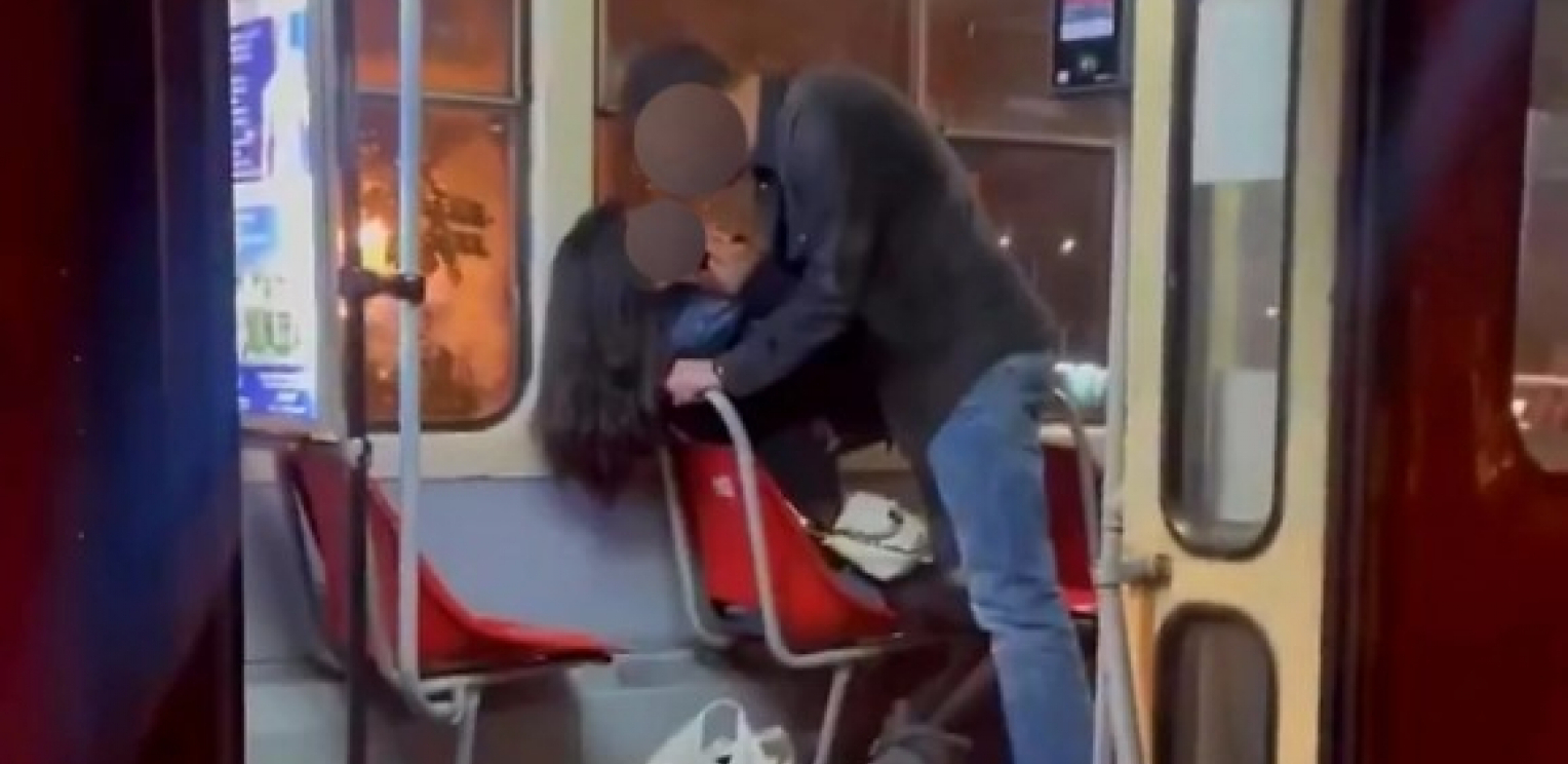 VIC DANA Obrati se pijan čovek ženi u tramvaju...
