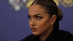 RAŠIRILA NOGE I IZBACILA GRUDI! Teodora Džehverović se našla u jeku skandala, saradnik joj preti intimnim snimkom, a sada su se pojavile ove fotke (FOTO)
