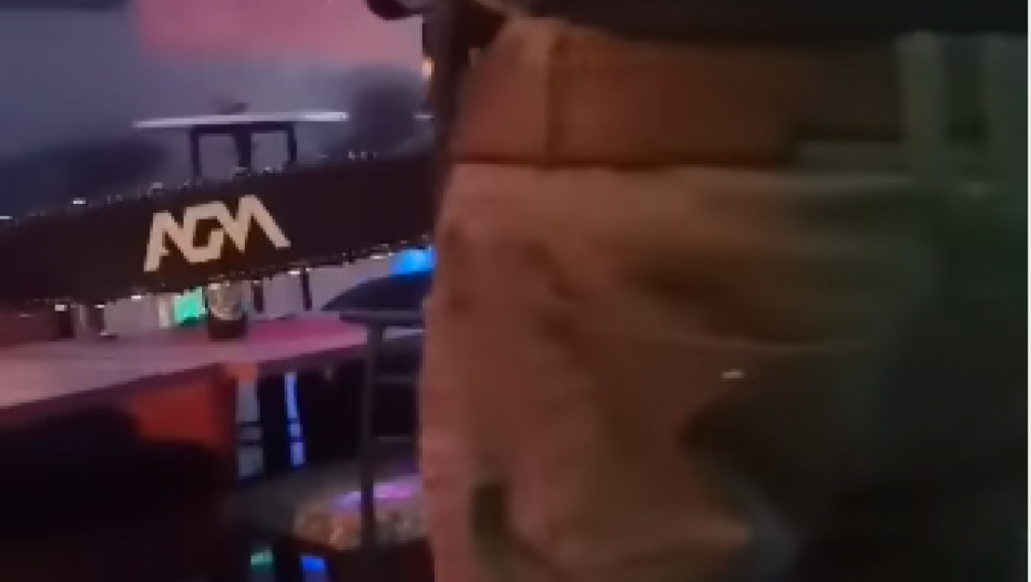 NEVIĐENO DIVLJAŠTVO U KRAGUJEVCU Uleteo u noćni klub sa motornom testerom, ljudi vrištali kao u horor filmu! (VIDEO)