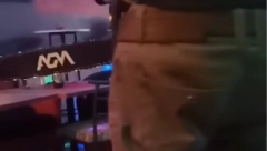 NEVIĐENO DIVLJAŠTVO U KRAGUJEVCU Uleteo u noćni klub sa motornom testerom, ljudi vrištali kao u horor filmu! (VIDEO)