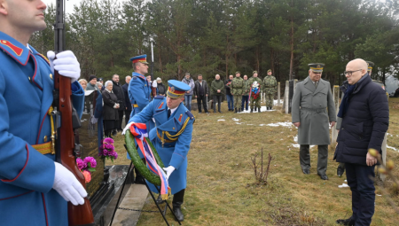 MINISTAR VUČEVIĆ POLOŽIO VENAC PALOM BORCU SA KOŠARA: Vodnik Ivan Vasojević posthumno je odlikovan Ordenom za zasluge