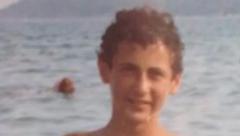 NAJVEĆA TRANSFORMACIJA DO SADA  Nekada mali zvrk, a danas kralj estrade, niko ga ne bi prepoznao! (FOTO)