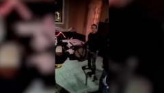 BRUTALNO TUKLI MLADIĆA, LOMILI MU STOLICE O GLAVU Stravičan snimak kafanske tuče u Mokrinu! (UZNEMIRUJUĆI VIDEO)