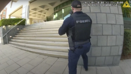 UZNEMIRUJUĆI SNIMAK UBISTVA U BANCI KRUŽI MREŽAMA! Napdač puca i pogađa policajca u glavu!