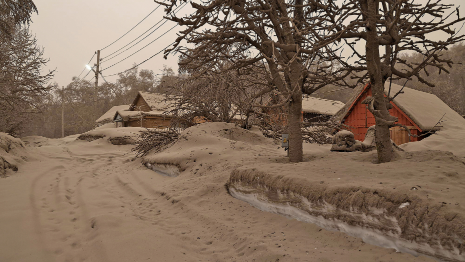 OD PEPELA PRAVILI SNEŠKA Erupcija jednog od najaktivnijih vulkana u Rusiji trajala satima (FOTO)
