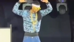 NIKAD LUĐA ŽURKA Nole se maskirao u poznatog repera i napravio haos na bini (VIDEO)