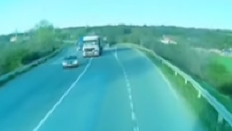 KAMION KAMIKAZA PRETIČE ŠLEPER U NEPREGLEDNOJ KRIVINI! Zastrašujući snimak bahate vožnje uzburkao društvene mreže! (VIDEO)