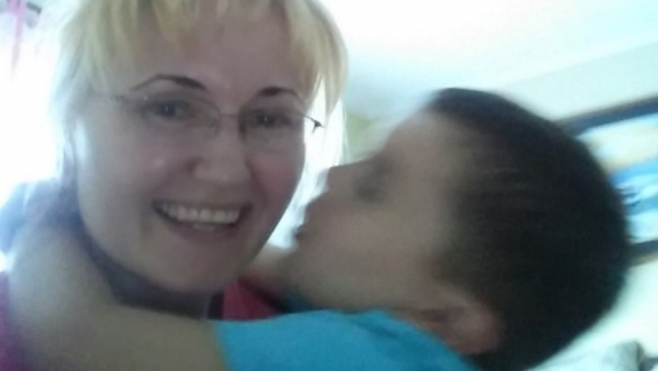 U ŠKOLI PRIMETILI DA JEDE MRVICE SA PODA  Dete umrlo od smrzavanja, maćeha ga ostavila golog u garaži