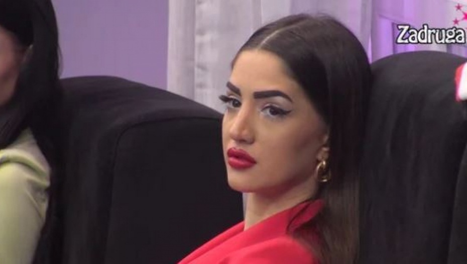 POKAZALA GOLE GRUDI! Novi šok postupak Anđele Đuričić zaprepastio naciju, okrenula se ka kamerama, pa skinula odeću (FOTO)