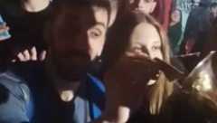LUDNICA ISPRED "PIONIRA" Navijači opkolili Kampaca, Argentinac kitio trubače nakon pobede (VIDEO)