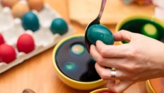 OPREZNO AKO VIDITE OVU OZNAKU NA KESICI FARBE ZA JAJA Opasno je i štetno za ljudski organizam!