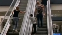 URNEBESNO Devojka "zalutala" na pokretnim stepenicama, svi se smeju, a nikog da pomogne (VIDEO)
