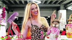 VELIKI PRAZNIČNI INTERVJU RADE MANOJLOVIĆ O POKOJNOJ MAJCI I PORODICI  Bila sam ljuta na oca jer je doveo drugu ženu u naš dom!