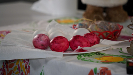 PRAVILA SU JASNA Malo ko zna da li se farba paran ili neparan broj uskršnjih jaja