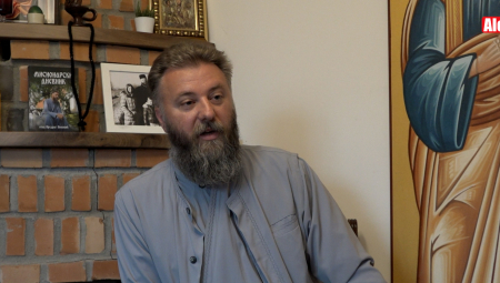 OD CVETI PA DO POBUSANOG PONEDELJKA JEDNO SE NIKAKO NE RADI Alo! u poseti ocu Predragu Popoviću koga prate milioni: Vaskrs se slavi u crkvi, a ne pored ražnja!