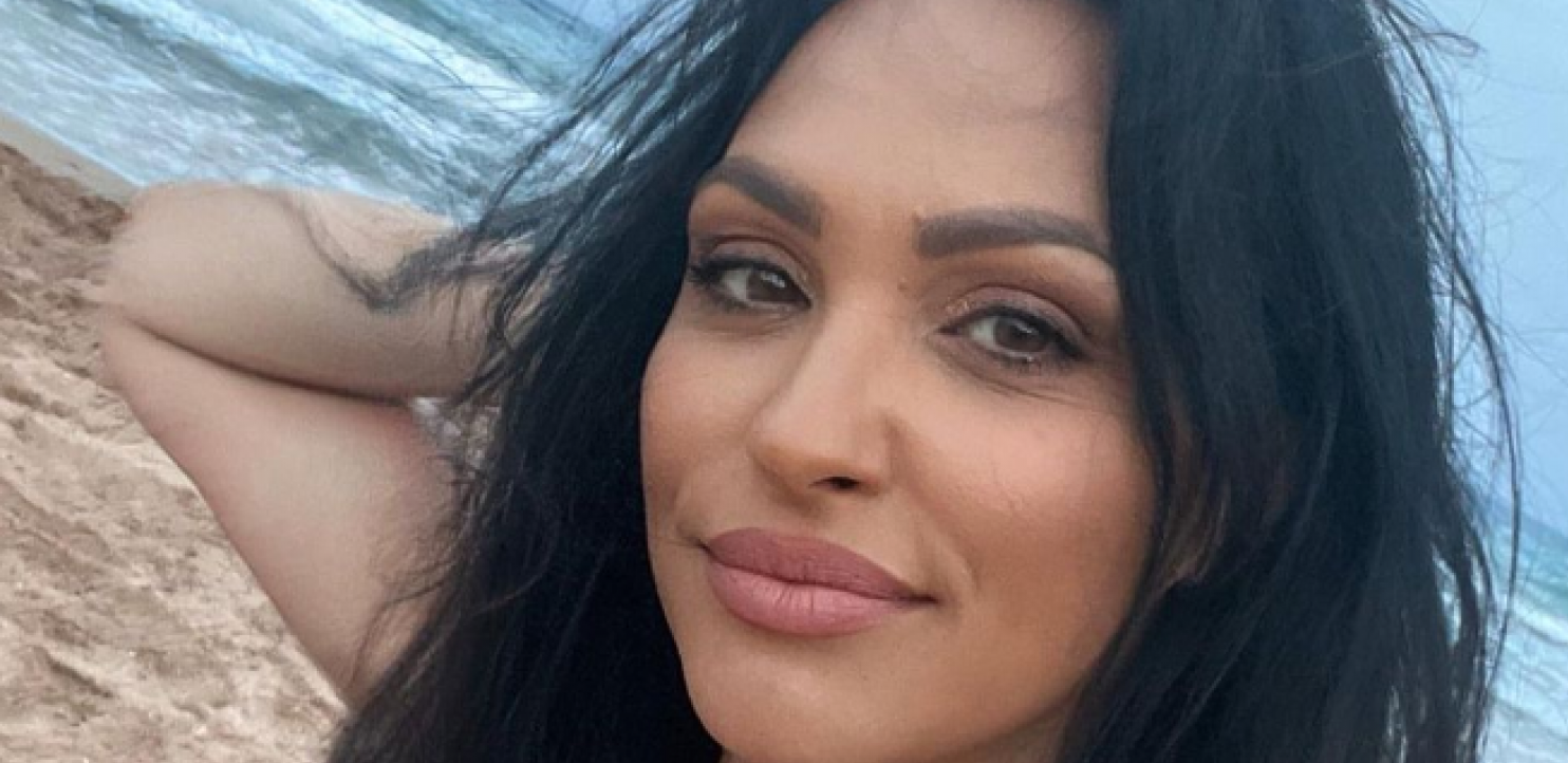 LJUPKA STEVIĆ UŽIVA U SUNČANIM DANIMA Dok joj vetar mrsi kosu i poigrava sa njenom suknjom, pevačica kao da je iskočila iz neke bajke (FOTO)
