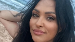 LJUPKA STEVIĆ UŽIVA U SUNČANIM DANIMA Dok joj vetar mrsi kosu i poigrava sa njenom suknjom, pevačica kao da je iskočila iz neke bajke (FOTO)