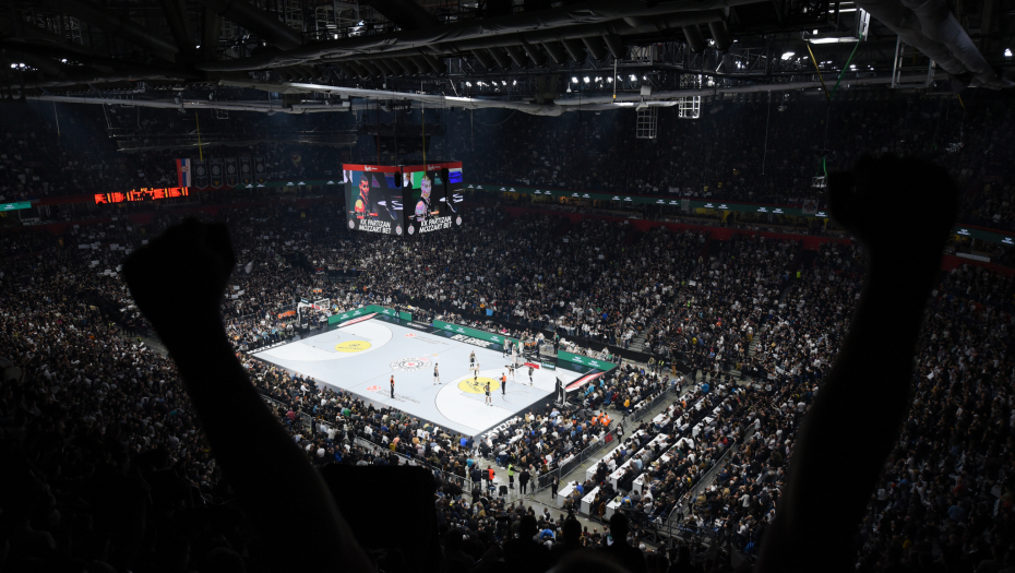 "DAJEM ŽENU ZA KARTU" Urnebesan oglas napravio haos u Srbiji (FOTO)