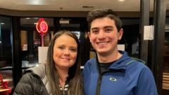 TRAŽIO JE BIOLOŠKU MAJKU CELIH 20 GODINA, A ONA MU JE BILA ISPRED NOSA Dobio je poruku iz vedra neba, ovako ih je sudbina spojila!