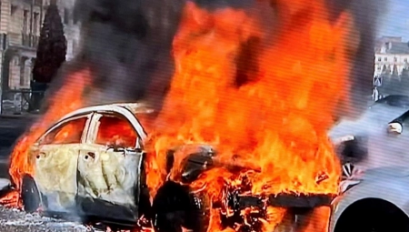 GORELA FRANCUSKA Čeka se Makron! (FOTO)