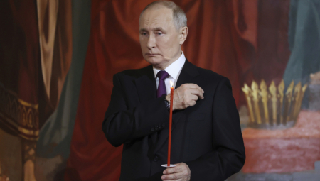 PUTIN NA VASKRŠNJOJ LITURGIJI Vera u trijumf života, dobrote i pravde (FOTO)