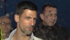 SPREMIO POKLON ZA ĐOKOVIĆA Nole stigao u Banjaluku, a jedan navijač obećao je specijalno iznenađenje - flašu rakije