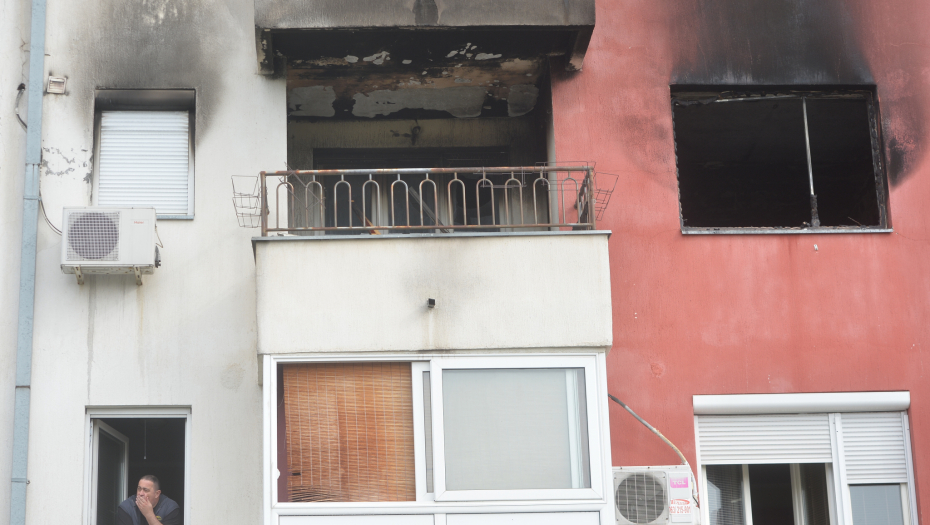 STANAR ZGRADE U SREMČICI GDE JE IZBIO POŽAR: ''Staricu nismo videli od dima, razvalili smo vrata da uđemo u stan!'' (FOTO)