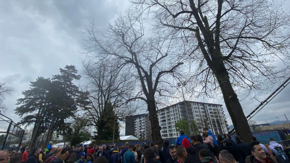 EUFORIJA ZBOG NOVAKA Svi hoće da vide Đokovića uživo, zbog najboljeg tenisera sveta ne mare ni za BLATO (FOTO)