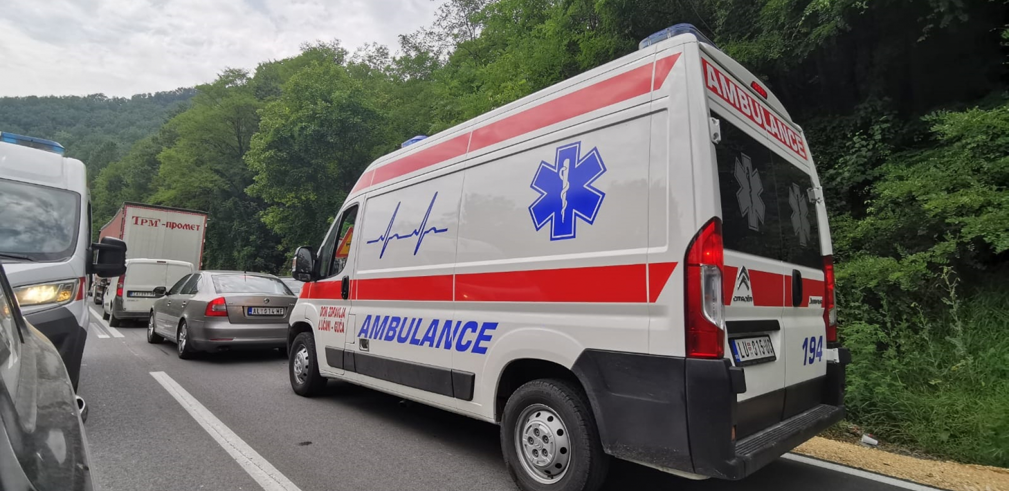 DETALJI LANČANOG UDESA KOD BUBANJ POTOKA: U smrskanim kolima bila i beba! (FOTO/VIDEO)