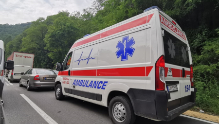 UŽAS KOD VRANJA Vozilo setelo sa puta, poveđena žena u teškom stanju