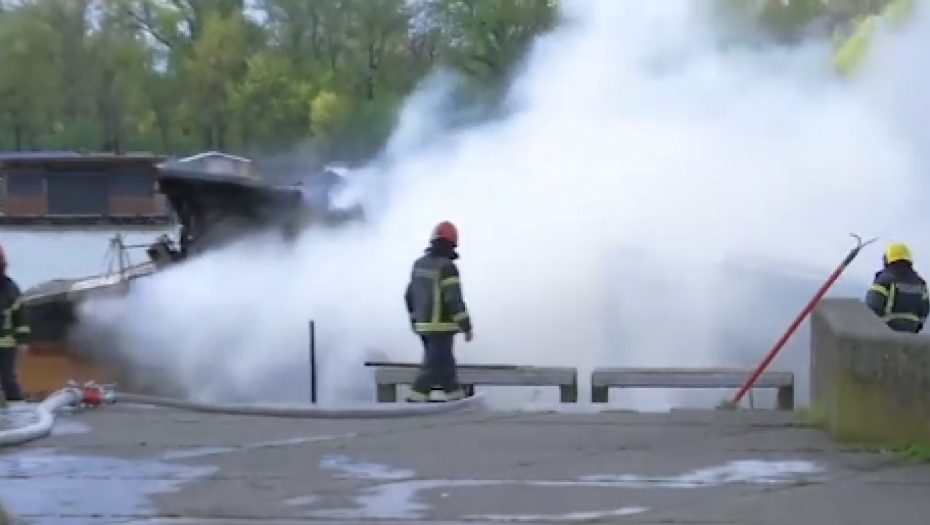 OGLASIO SE VLASNIK SPLAVA KOJI JE IZGOREO NA SAVSKOM KEJU "Nemam snage, živeli smo od ovoga" (FOTO)