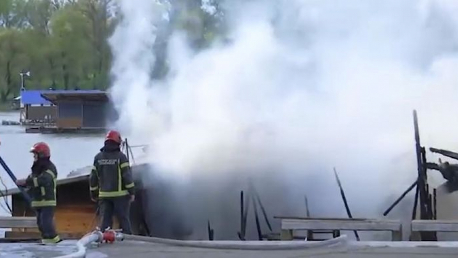 VELIKI POŽAR NA SPLAVU NA SAVSKOM KEJU Više od 25 vatrogasaca se bori s vatrom! (FOTO)
