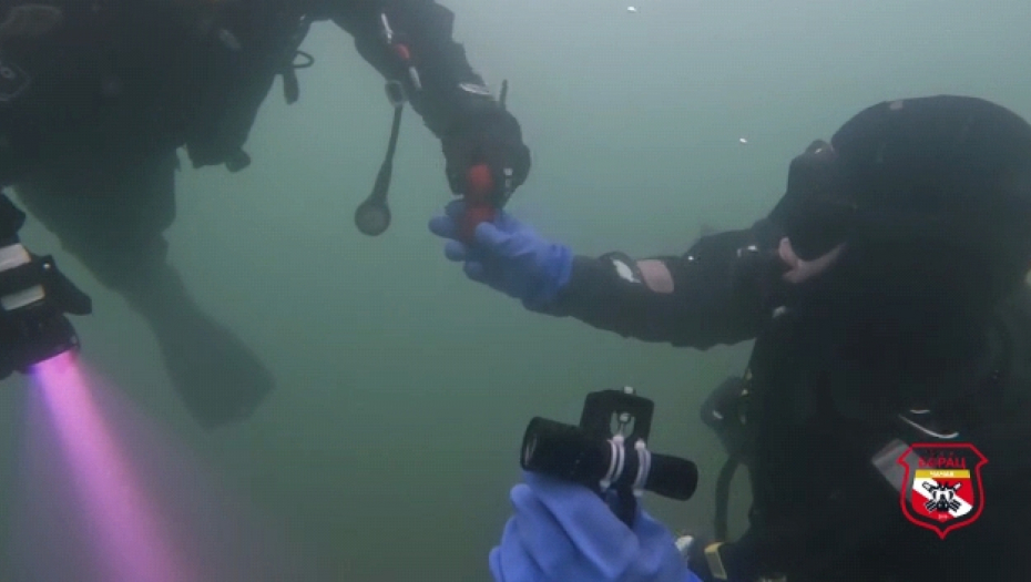 OVO MOGU SAMO SRBI Zaronili u Zaovinsko jezero, pa odmerili snage u kucanju jajima za Vaskrs (FOTO/VIDEO)