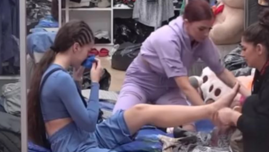 "OVA DEVOJKA JE BOLESNA" Anđela Đuričić ne prestaje sa svojim odvratnim ispadima i fetišima, ono što je sada uradila zgadilo je naciju! (FOTO)