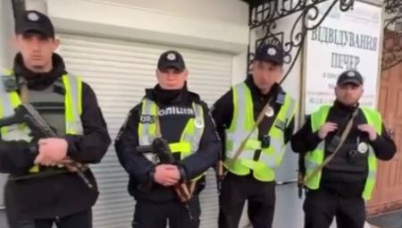 POLICIJA UPALA NA TERITORIJU KIJEVSKE LAVRE Okupljaju se vernici da brane svetinju! (VIDEO)