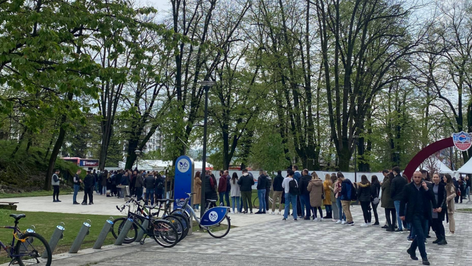 "LJUDI, PA OVDE KAO DA IGRA ĐOKOVIĆ" Gužva kakva se ne pamti: Kad parče papira postane kao zlato (FOTO)