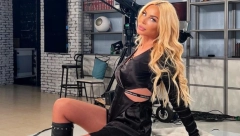 VRELI KADROVI VODITELJKE PINKA Gigantski atributi samo što ne iskoče iz minijaturnog kupaćeg, opružila se i napravila nikad bezobraznije poze! (FOTO)