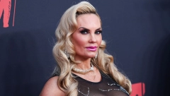 NAJPOZNATIJA SRPKINJA U HOLIVUDU OPET ZAPALILA INTERNET Slikala se u mikro kupaćem koji jedva drži njene bujne obline