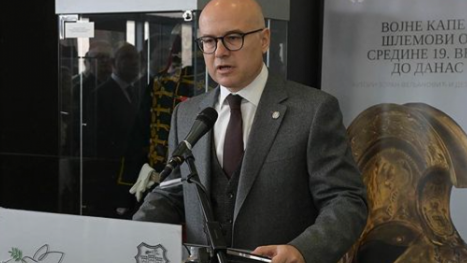 MINISTAR VUČEVIĆ OTVORIO IZLOŽBU „VOJNE KAPE I ŠLEMOVI OD SREDINE 19. VEKA DO DANAS“  Ovo nas podseća koliko je slavna istorija naše vojske