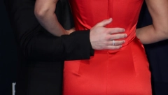 PRIJA U USKOJ, CRVENOJ HALJINI POKORILA LONDON Muž ne skida ruke sa nje, a jedan detalj je uzburkao javnost!