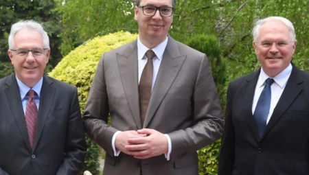 PREDSEDNIK VUČIĆ SA AMERIČKIM AMBASADORIMA U SRBIJI I BIH Srbija je uvek podržavala integritet BiH, kao i prava Republike Srpske i drugog entiteta koje imaju u skladu sa Dejtonskim sporazumom