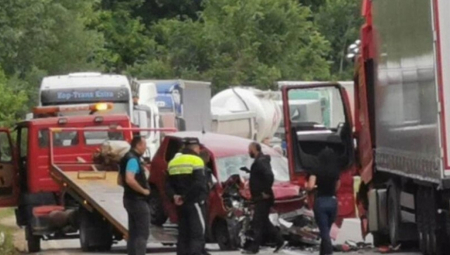 VOZAČ ZASPAO ZA VOLANOM, PA SE ZAKUCAO U DRUGI AUTOMOBIL KOJI SE POTOM ZAPALIO Teška saobraćajna nesreća kod Novog Pazara