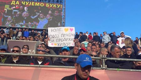 "OVOJ BAKI SI PRODUŽIO ŽIVOT" Đoković osvojio poen, a onda je ugledao poruku na tribinama koja mu je istopila srce (FOTO)