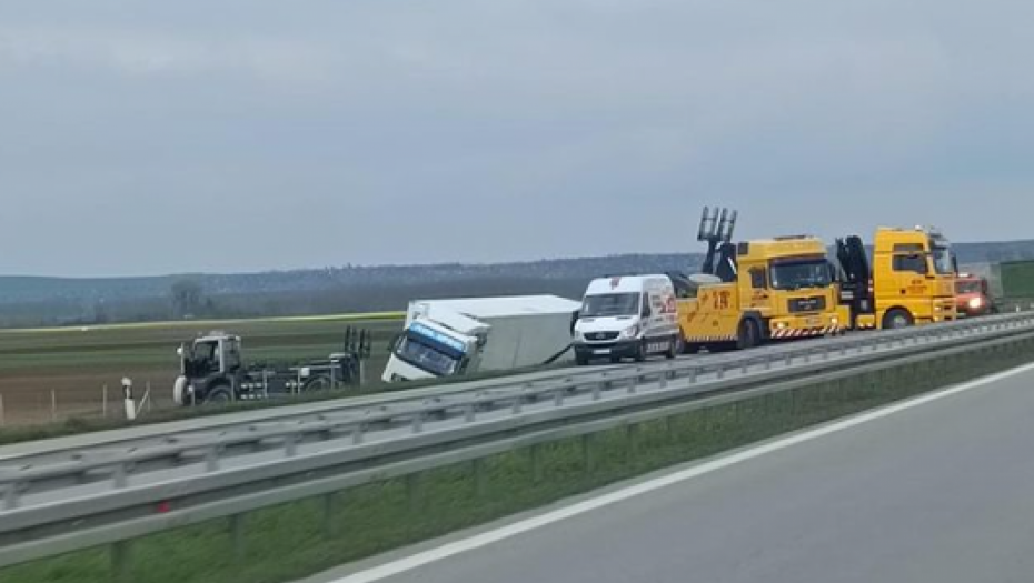 ŠLEPER SLETEO U KANAL PORED AUTO-PUTA KOD KOVILJA Kamiondžija otkrio u kakvom je stanju njegov kolega! (VIDEO/FOTO)