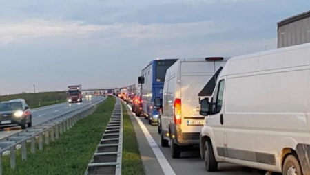 SAOBRAĆAJKA KOD VELIKOG GRADIŠTA: Kamion sleteo sa puta i ostao zaglavljen u jarku (FOTO)