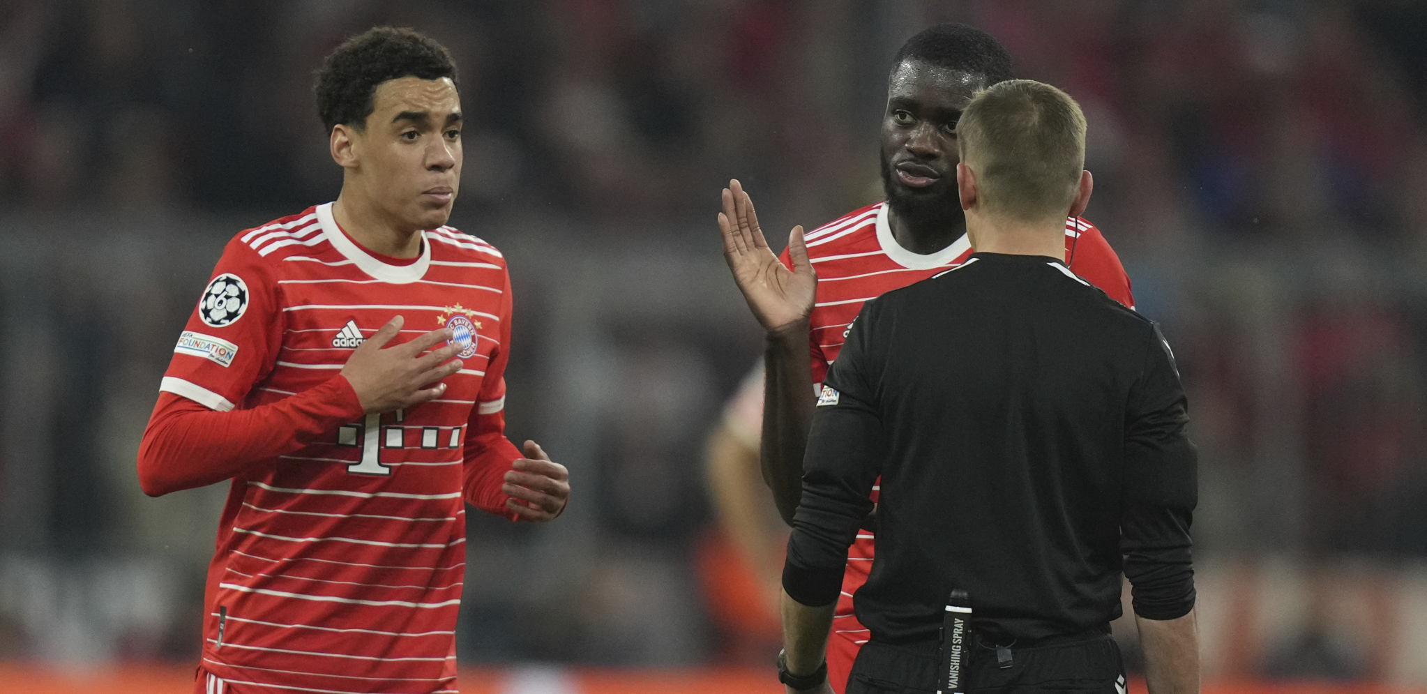 POTPUNA LUDNICA Sudija pokazao crveni karton defanzivcu Bajerna, a onda je VAR poništio odluku